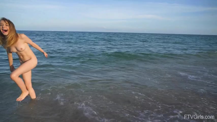Милая девушка купается голенькой в море